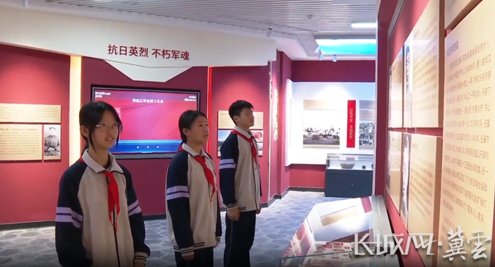 学生在冀热辽抗日根据地陈列馆参观  遵化市融媒体中心供图.jpg
