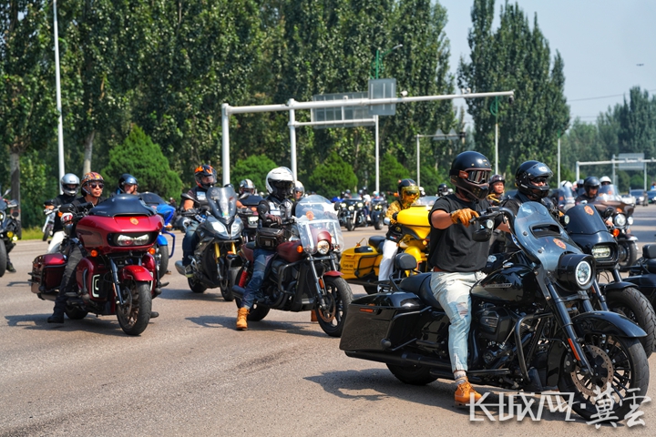 9月13日上午，重机车骑手们抵达本次活动终点迁安市亚滦湾景区。张泽慧摄.jpg