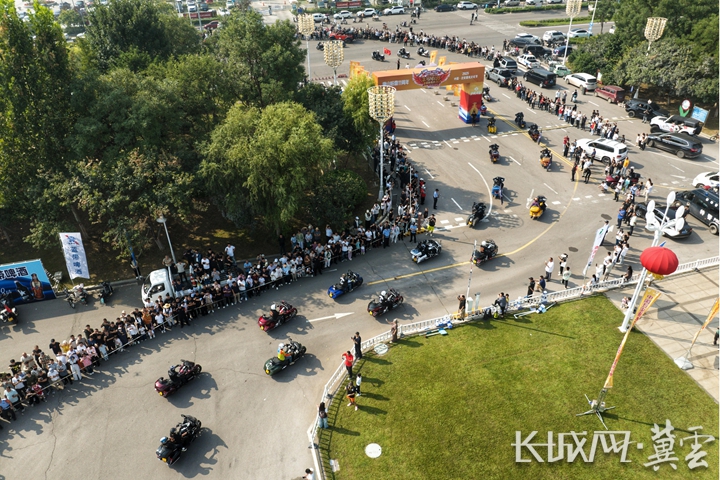 9月13日上午，重机车骑手们从本次活动起点迁安市九江饭店南广场出发。王志斌摄.jpg