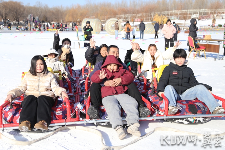 游客在迁安市亚滦湾冰雪项目现场体验狂野飙车项目。吴海民摄.JPG